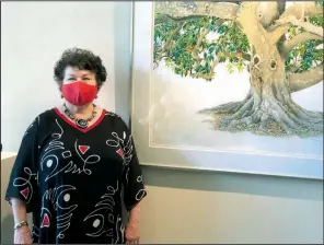  ??  ?? Linda Williams Palmer stands next to her artwork “Southern Magnolia.”