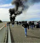  ??  ?? Paura
La colonna di fumo dei pulmini incendiati