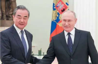  ?? ANTON NOVODEREZH­KIN/AG.TASS ?? Wang Yi, chefe da diplomacia da China, encontra com Vladimir Putin, presidente da Rússia, em Moscou