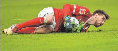  ?? FOTO: DPA ?? Sicherer Rückhalt – Torhüter Zieler hat in dieser Saison keine Minute verpasst. Nun kommt es zum Wiedersehe­n mit seinem Ex-Club.