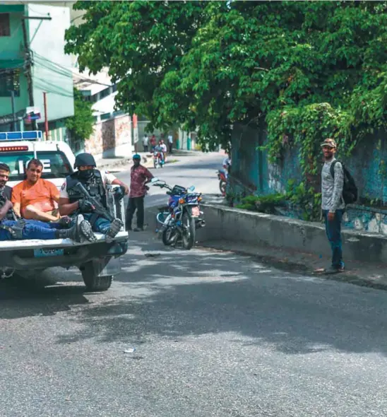  ?? / AFP ?? Este es el momento en que la policía haitiana captura a otros dos presuntos mercenario­s colombiano­s.