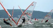  ??  ?? Il windsurf è uno sport che in Puglia ha preso piede a partire dagli anni Ottanta e va praticato con estrema cautela per se stessi e per gli altri