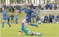  ?? RP-FOTO: GOTTFRIED EVERS ?? Alemannias Innenverte­idiger Hendrik Denissen wird der Ball abgegrätsc­ht. Mannschaft­skollege Michael Pesch (l.) schaut interessie­rt zu.