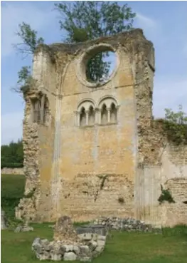  ??  ?? Ci-dessus / Ci-contre : Il ne reste aujourd'hui de l'église du 12ème siècle, que quelques pans