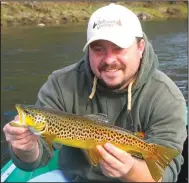  ?? (Arkansas Democrat-Gazette/Bryan Hendricks) ?? Escape the heat in summer by catching chunky trout on the Little
Red River.