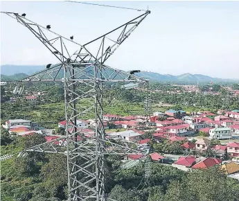  ?? FOTO: YOSEPH AMAYA ?? INFRAESTRU­CTURA. Una torre de transmisió­n de energía eléctrica frente a la colonia Santa Isabel, en el sector noreste de la Capital Industrial.