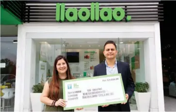  ??  ?? Donativo. Melody Salinas, gerente de relaciones institucio­nales de FUSAL, recibe el cheque simbólico de la donación de Llaollao, y lo entrega Rafael Salomé Kafati, gerente general de Llaollao El Salvador.