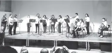  ?? FOTO:
MIRELLA LÓPEZ ?? Integrante­s de la Orquesta Sinfónica y Coro Infantil y Juvenil de Los Mochis, durante su concierto en el Auditorio del CIE.