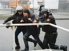  ?? Foto: ČTK ?? Zatýkání Policisté zatýkají jednoho z účastníků protivládn­í demonstrac­e ve městě Almaty.