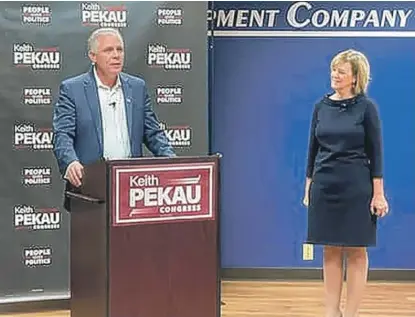  ?? PROVIDED BY PEKAU CAMPAIGN ?? Orland Park Mayor Keith Pekau announces his bid for Congress on Monday with former GOP congressio­nal nominee Jeanne Ives.