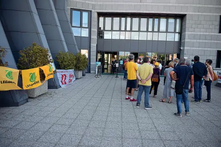  ??  ?? Il tribunale
Gli striscioni ambientali­sti all’esterno del tribunale di Vicenza per la prima udienza del processo Miteni (Foto Parisotto)