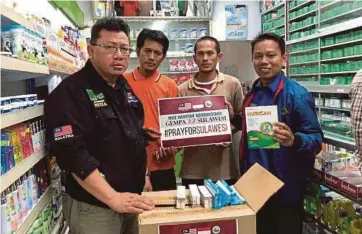  ??  ?? SUKARELAWA­N MAPIM membeli barangan keperluan penduduk di sebuah pasar raya di Poso Kota, Makassar.