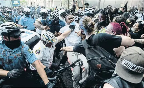  ?? MATT ROURKE / AP ?? Una imagen de las protestas del sábado en Filadelfia, donde los choques fueron especialme­nte virulentos
