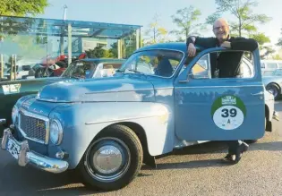  ??  ?? Vor 60 Jahren feierte der Dreipunkt-Sicherheit­sgurt Premiere in einem Serienauto, einem Volvo PV 544. Unser Autor konnte den Wagen, der den Spitznamen „Buckel-Volvo“trug, noch einmal im Rahmen einer Rallye fahren.