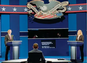  ?? (Afp photo / Paul J. Richards) ?? Le prove luci Due controfigu­re sul palco del David & Mack Sport and Exhibition Complex della Hofstra University durante la prova delle luci e dei suoni in vista del primo dibattito presidenzi­ale tra Hillary Clinton e Donald Trump. C’è grande attesa per...