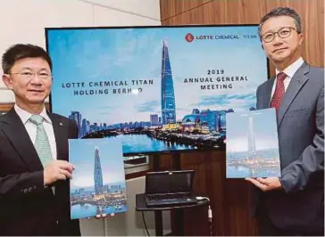  ?? PIC BY OWEE AH CHUN ?? Lotte Chemical Titan Holding Bhd president and chief executive officer Dr Lee Dong Woo (right) and executive vice-president of corporate planning, Philip Kong, after the company’s annual general meeting in Kuala Lumpur yesterday.