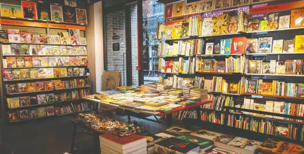  ?? MAURICIO MOLIZANE DE SOUZA/GOSH! COMICS ?? Tables and bookcases at Gosh! Comics in Soho are piled high with titles and genres from traditiona­l superhero fare to children’s comics.