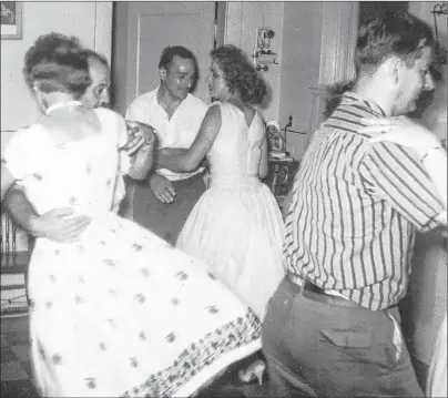  ?? MARGUERITE GALLANT/SUBMITTED PHOTO ?? P.E.I. residents enjoy a kitchen party dance in Cap-Egmont.