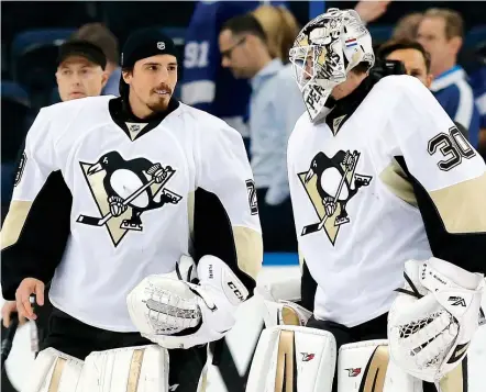  ??  ?? Marc-André Fleury et Matt Murray se partagent la tâche devant le filet des Penguins de Pittsburgh.