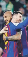  ??  ?? Vidal y Messi celebran un gol del Barcelona.