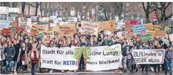  ?? FOTO: DPA ?? Hunderte Schülerinn­en und Schüler laufen mit Plakaten während ihres Streiks unter dem Motto „#fridaysfor­future“für ein besseres Klima durch Frankfurt am Main.