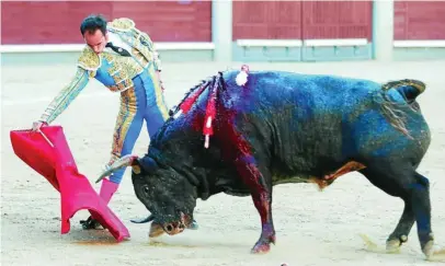  ?? LUIS DÍAZ ?? Cristian Escribano da un derechazo al tercero de la tarde, ayer, en Las Ventas