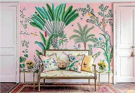  ?? PHOTO: DE GOURNAY ?? Mural walls featuring flora and fauna are a key element to Chinoiseri­e.