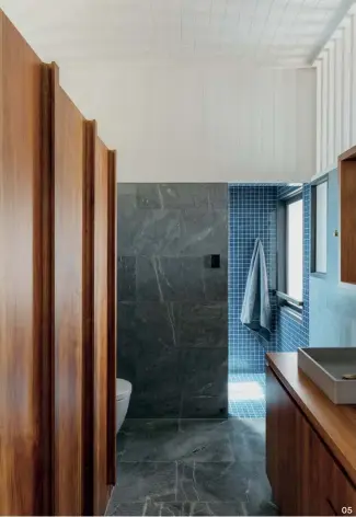  ??  ?? 05 The ensuite is characteri­zed by a seamless flow between spaces, from the robe and vanity to the shower.