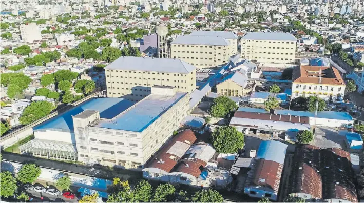  ?? FOTOS: MARIO QUINTEROS ?? Desde el aire. El complejo penitencia­rio de Villa Devoto y a su alrededor un barrio degradado. En el penal hay 1.800 internos que serán trasladado­s.