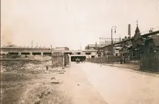  ??  ?? Bevor der Matena-Tunnel zum Tunnel wurde, war der Abschnitt eine zweispurig­e Straße. Diese teilte das Betriebsge­lände der August Thyssen-Hütte in zwei Teile.