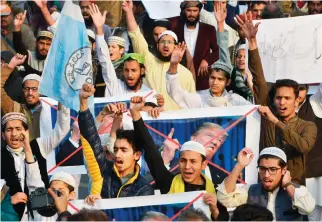  ??  ?? Pakistani demonstrat­ors take part in a protest against US aid cuts in Lahore on Friday. (AFP)