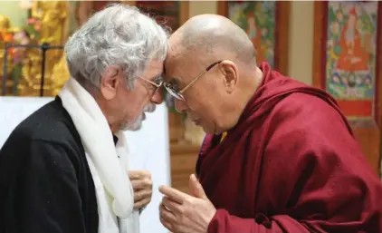  ??  ?? Maturana meeting with the Dalai Lama in December 2013. Encuentro de Maturana con el Dalai Lama en diciembre de 2013.