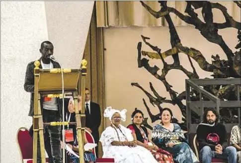  ?? Encuentro EMMP ?? Moustapha Ndao, del Sindicato de Manteros de Barcelona, en el III Encuentro de Movimiento­s populares con el Papa en 2016