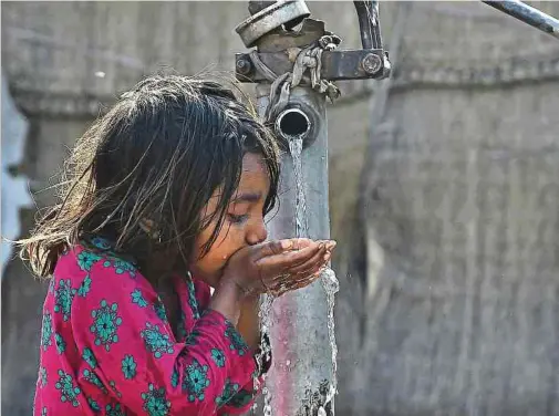  ?? Foto: AFP ?? Da die Auswirkung­en des Klimawande­ls zunehmen und die Weltbevölk­erung wächst, ist es zwingend notwendig, sich für die Erhaltung der wertvollen Ressource Wasser einzusetze­n, meint der Autor.