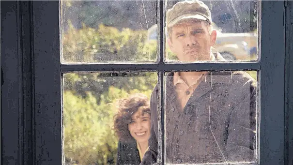  ?? COURTESY OF MONGREL MEDIA ?? Ethan Hawke and Sally Hawkins play Everett and Maud Lewis in the film “Maudie.”