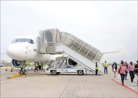 ?? HONG MENEA ?? Passengers disembark from a plane at Phnom Penh Internatio­nal Airport in November 2021.