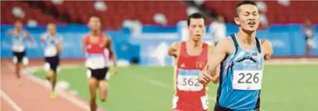  ??  ?? Ashraf (kanan) kali pertama menyertai Sukan Para ASEAN di Singapura pada 2015.