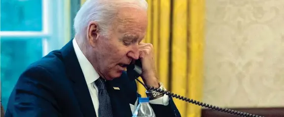  ?? (Epa) ?? A colloquio Il presidente degli Stati Uniti Joe Biden, 79 anni, ieri durante il colloquio telefonico con il leader ucraino Volodymyr Zelensky