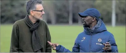  ?? ?? Marco Ruiz, redactor de AS, y Makelele, en un momento de la entrevista realizada en Londres.