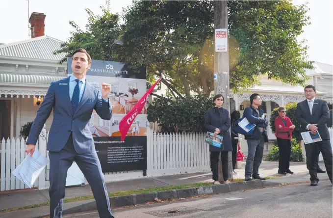  ?? Picture: ANDREW HENSHAW ?? Auctioneer Anton Zhouk from Marshall White Real Estate at the sale of 36 Bell Street Hawthorn, currently owned by ex-AFL player Josh Fraser.