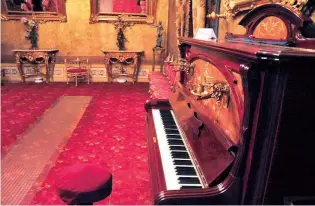  ??  ?? OPULENCIA. Uno de los pianos traídos desde Francia por el millonario Moíses Navajas.
