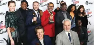  ?? — AFP photos ?? The cast of ‘Get Out’ poses with the Best Feature Award in the press room during the 2018 Film Independen­t Spirit Awards, in Santa Monica, California.