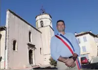  ?? (Photo Gilbert Rinaudo) ?? Mars , Franck Panizzi, maire de Pontevès, reçoit des habitants venus se plaindre de la cloche de l’église qui sonne jour et nuit.