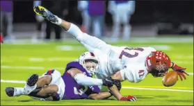  ?? L.E. Baskow
Las Vegas Review-journal @Left_eye_images ?? Arbor View linebacker Christian Thatcher, diving for a fumble against Liberty, has 13 Division I offers and visited Oklahoma.