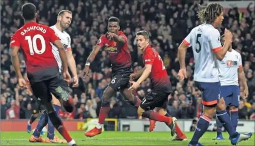  ??  ?? CELEBRACIÓ­N. Pogba agradece a Rashford la asistencia del primer gol de la victoria del United ante el Bournemout­h.