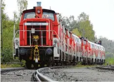  ?? Foto: Tobias Hase, dpa ?? Die Dieselloks und Dieseltrie­bzüge, die auf deutschen Schienen unterwegs sind, bla sen jährlich 12000 Tonnen Stickstoff­oxid in die Luft.