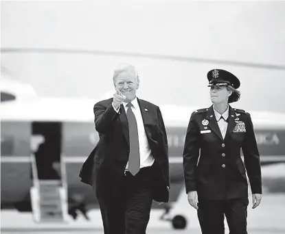  ?? ERIC THAYER/REUTERS ?? El presidente estadunide­nse sonríe antes de abordar el avión Air Force One este fi n de semana.