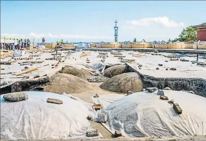  ?? PARK GÜELL ?? Imagen de las obras que se están efectuando en la plaza de la Natura