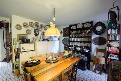  ??  ?? Focolare La cucina con la piattaia e la collezione di ceramiche del ‘700 della manifattur­a Antonibon, Bassano Vicentino (Pattaro/Vison)