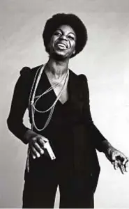  ??  ?? Qui sopra, la cantante Nina Simone in un ritratto del 1969.
In alto, la stilista Coco Chanel fotografat­a a Parigi nel 1957.